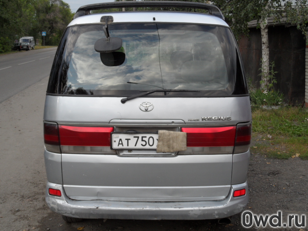 Битый автомобиль Toyota Hiace Regius (1997) в Бийске