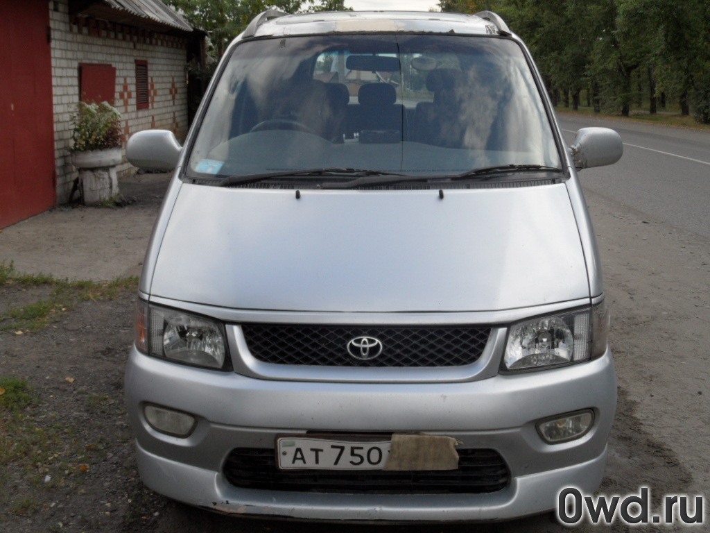 Битый автомобиль Toyota Hiace Regius (1997) в Бийске