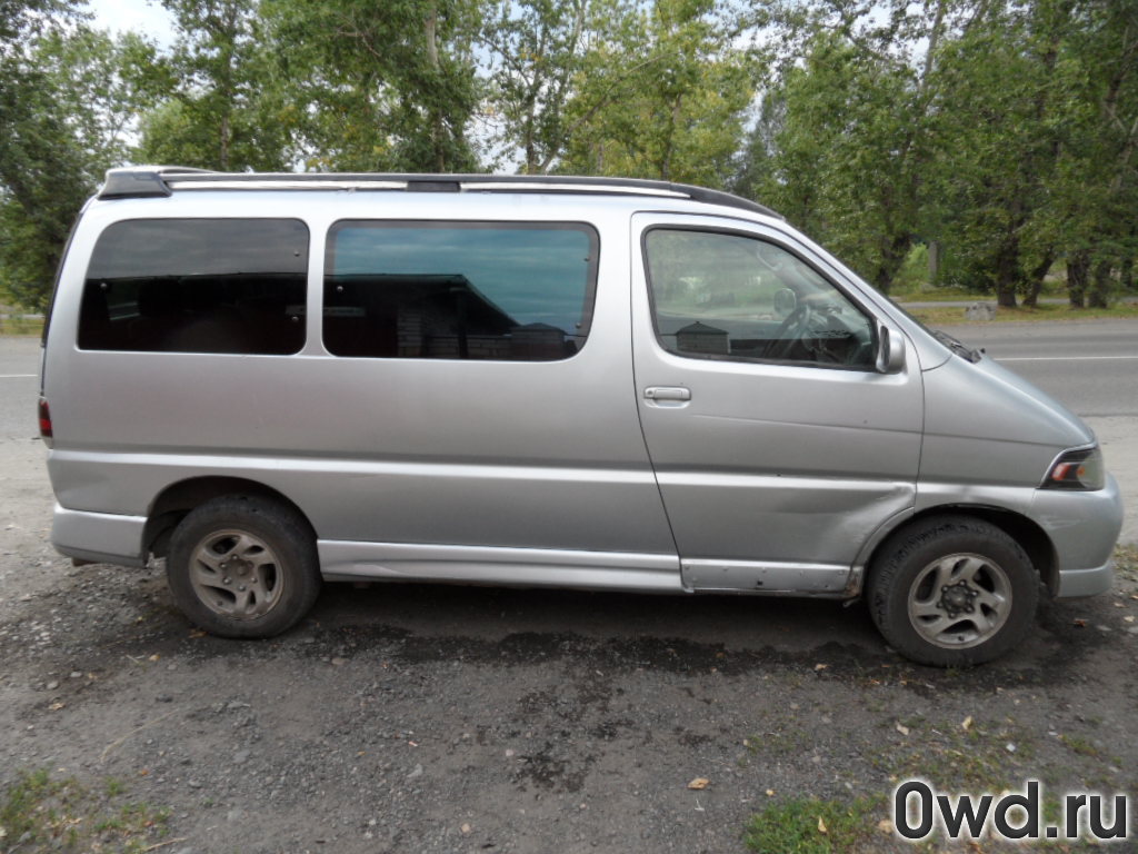 Битый автомобиль Toyota Hiace Regius (1997) в Бийске